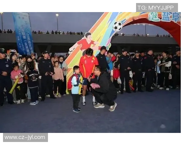 足球明星与球迷亲密互动瞬间展现激情与热爱之美