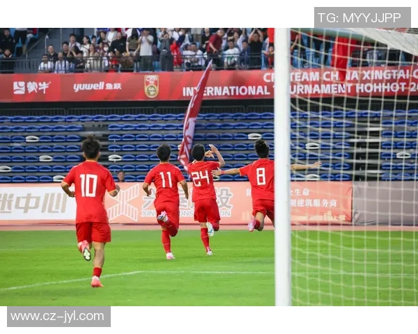 足球明星与球迷亲密互动展现人性魅力与运动精神